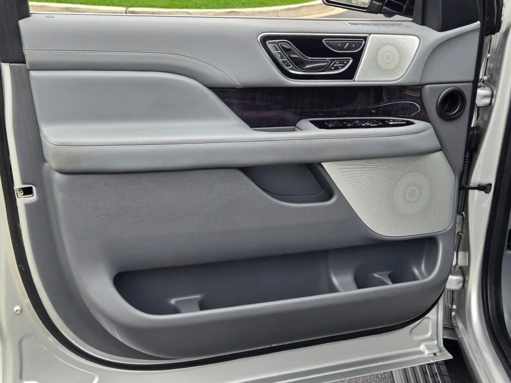 Used 2019 Silver Lincoln Reserve image 25