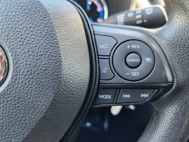 Used 2025 White Toyota LE image 19