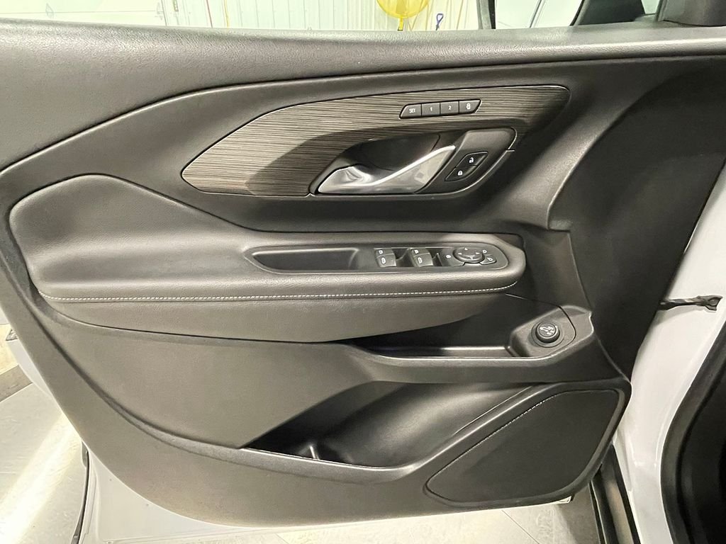 Used 2022 White GMC SLT image 20
