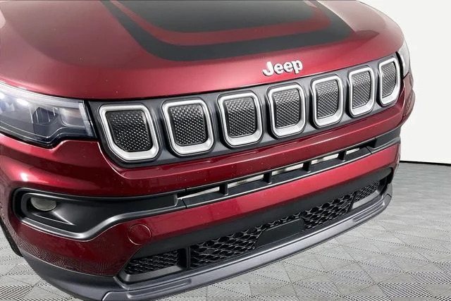 Used 2022 Red Jeep Latitude image 26