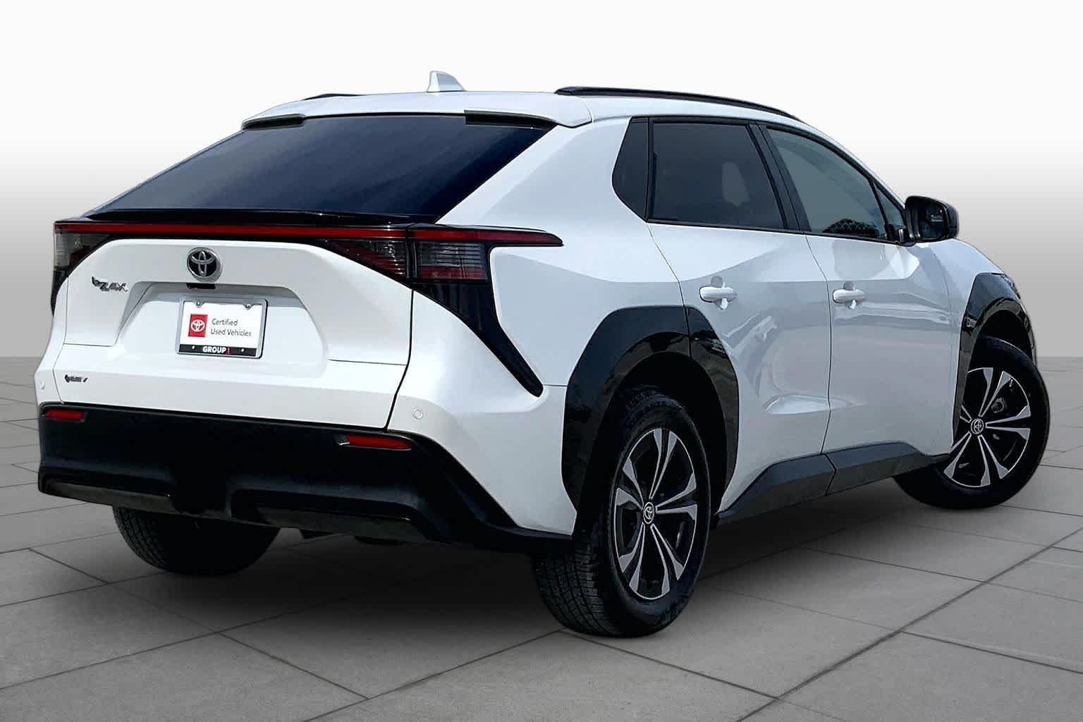 Used 2025 Wind Chill Pearl Toyota XLE image 12