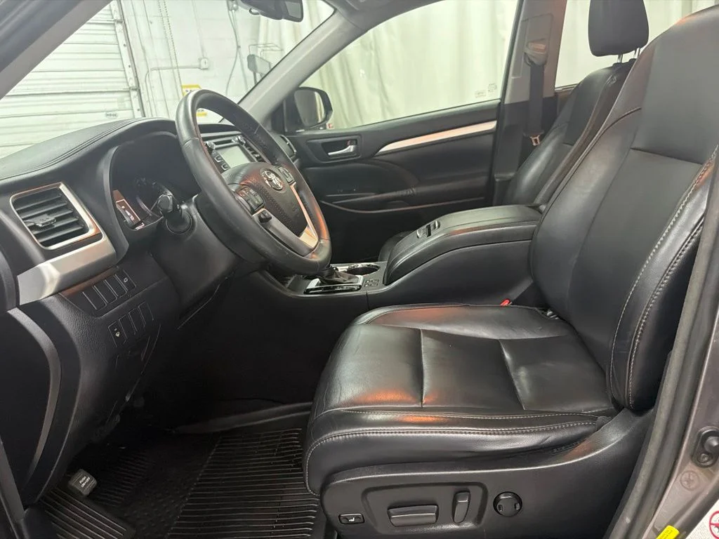Used 2016 Gray Toyota XLE V6 image 13