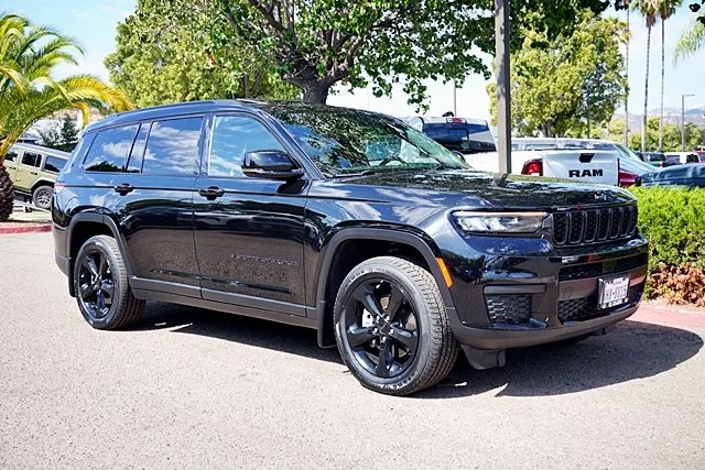 Used 2023 Black Jeep Altitude X image 5