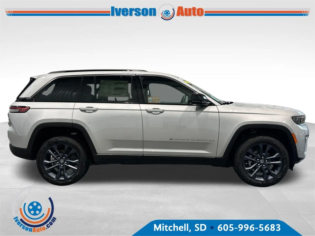 New 2026 Silver Zynith Exterior Paint Jeep Limited image 8