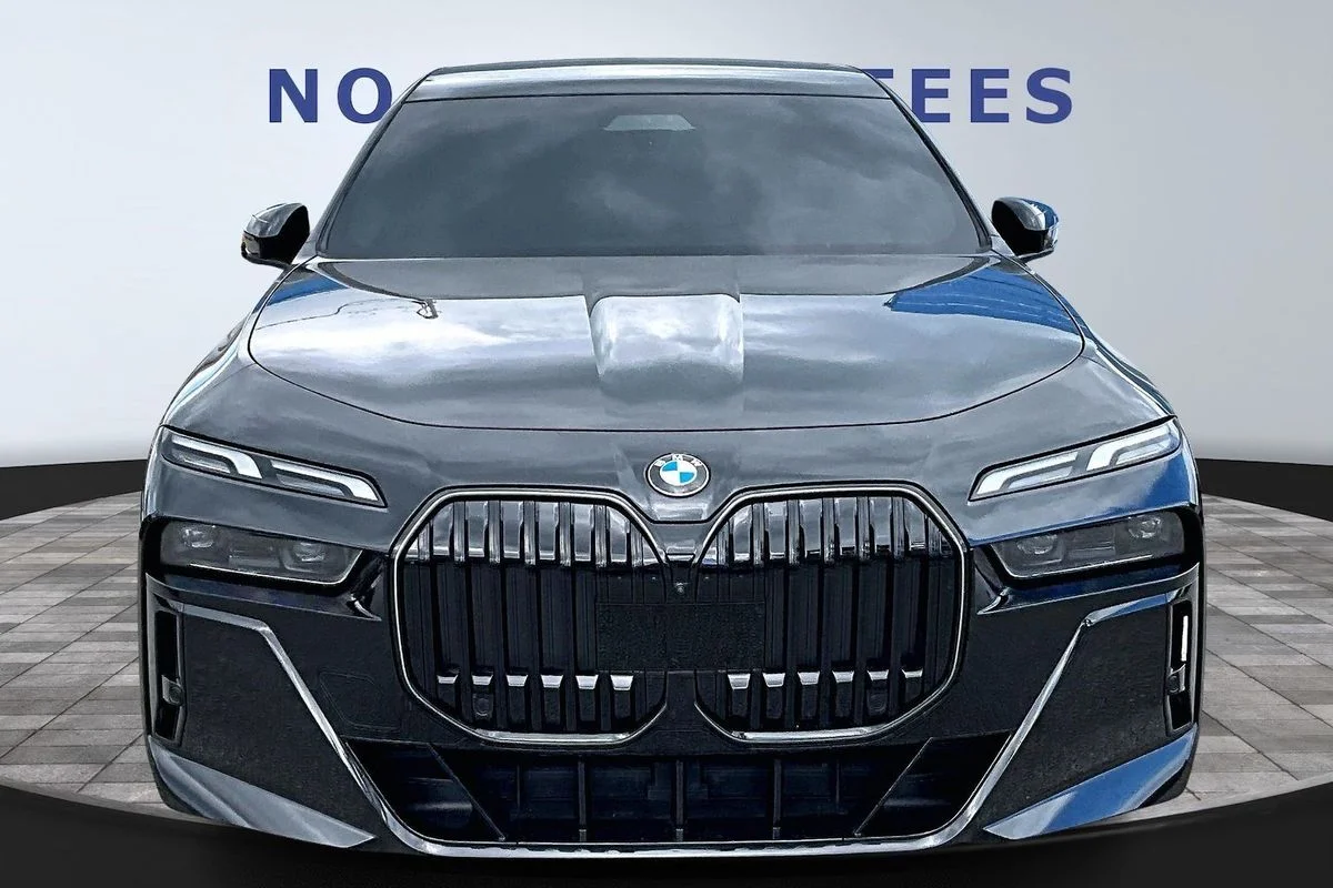 Used 2024  BMW xDrive image 2