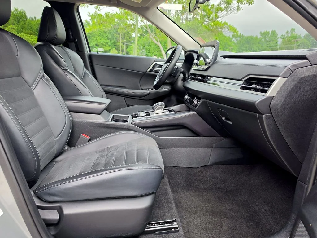 Used 2024  Mitsubishi SE image 30