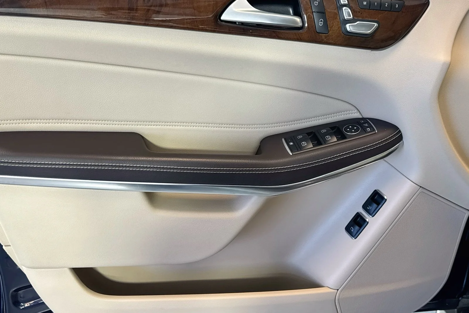 Used 2019 Lunar Blue Metallic Mercedes-Benz GLS 550 image 17
