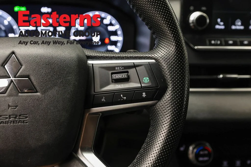 Used 2023 Silver Mitsubishi SE image 16