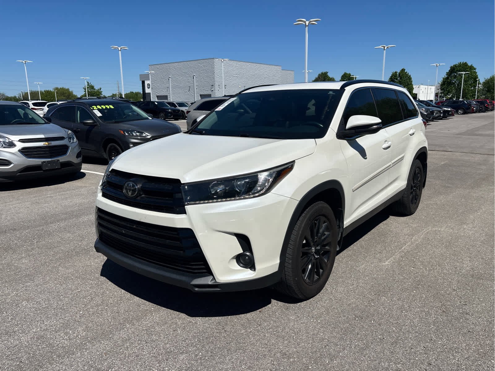 Used 2019 Toyota Highlander SE with VIN 5TDJZRFH2KS959458 for sale in Kansas City
