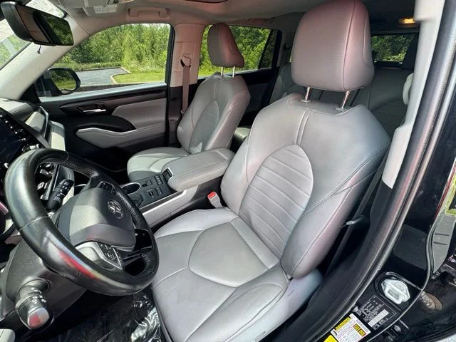 Used 2021 Midnight Black Metallic Toyota XLE image 11