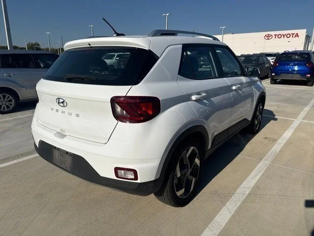 Used 2025 White Hyundai SEL image 4