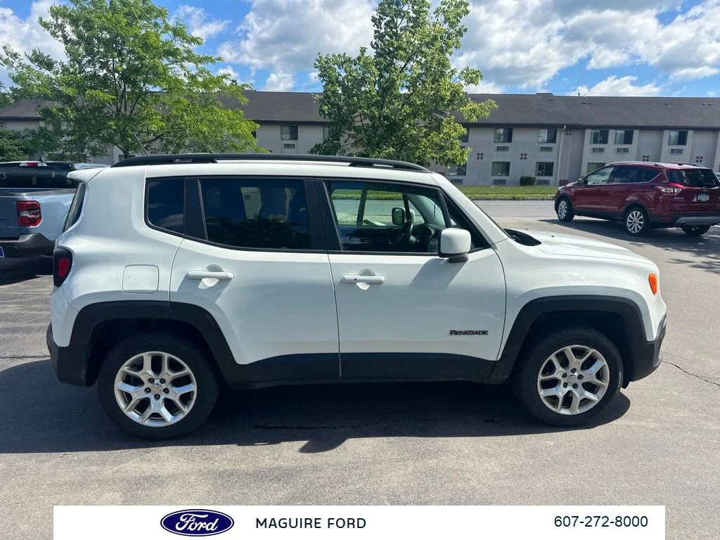 Used 2017 White Jeep Latitude image 3