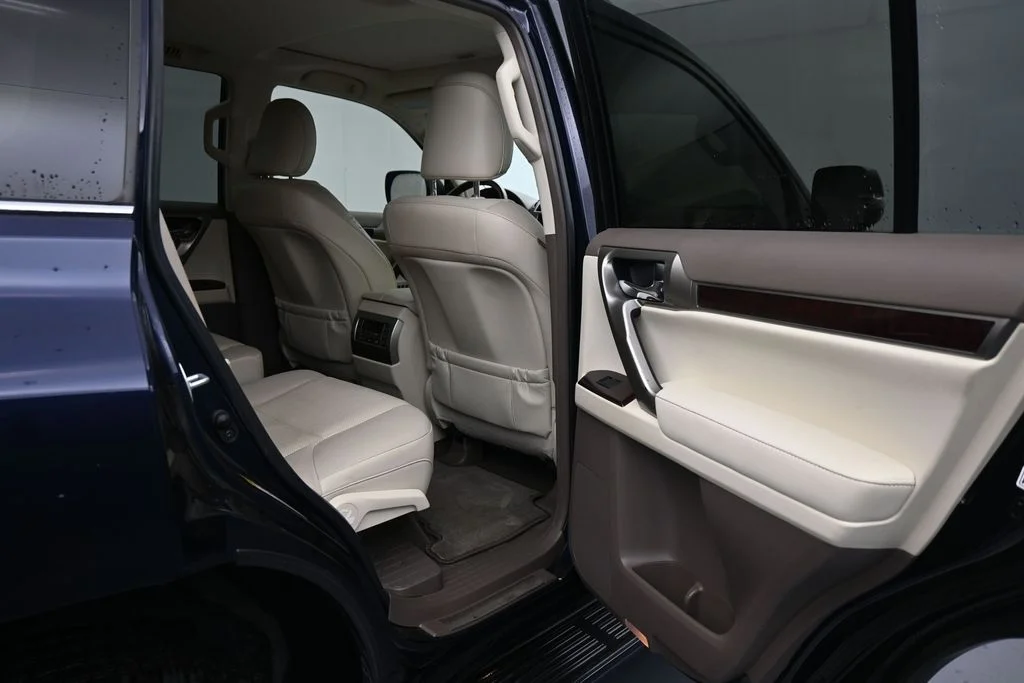 Used 2017  Lexus 460 image 11