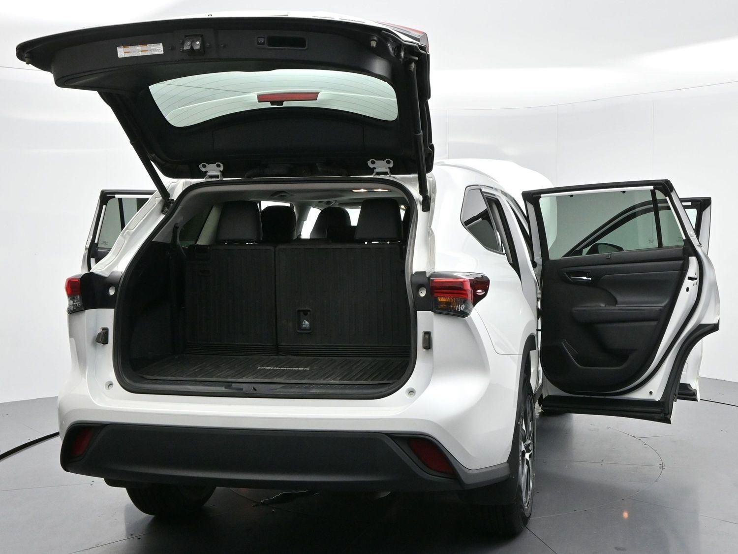 Used 2022 Wind Chill Pearl Toyota XLE image 50