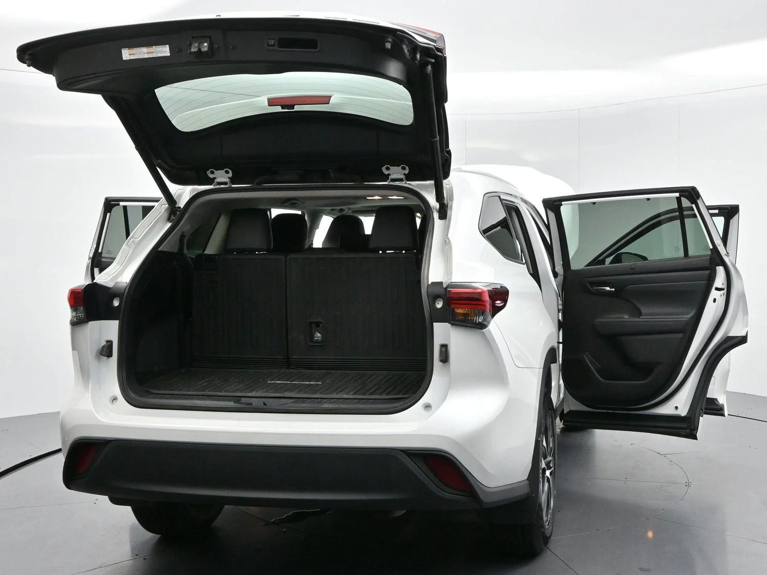 Used 2022 Wind Chill Pearl Toyota XLE image 50