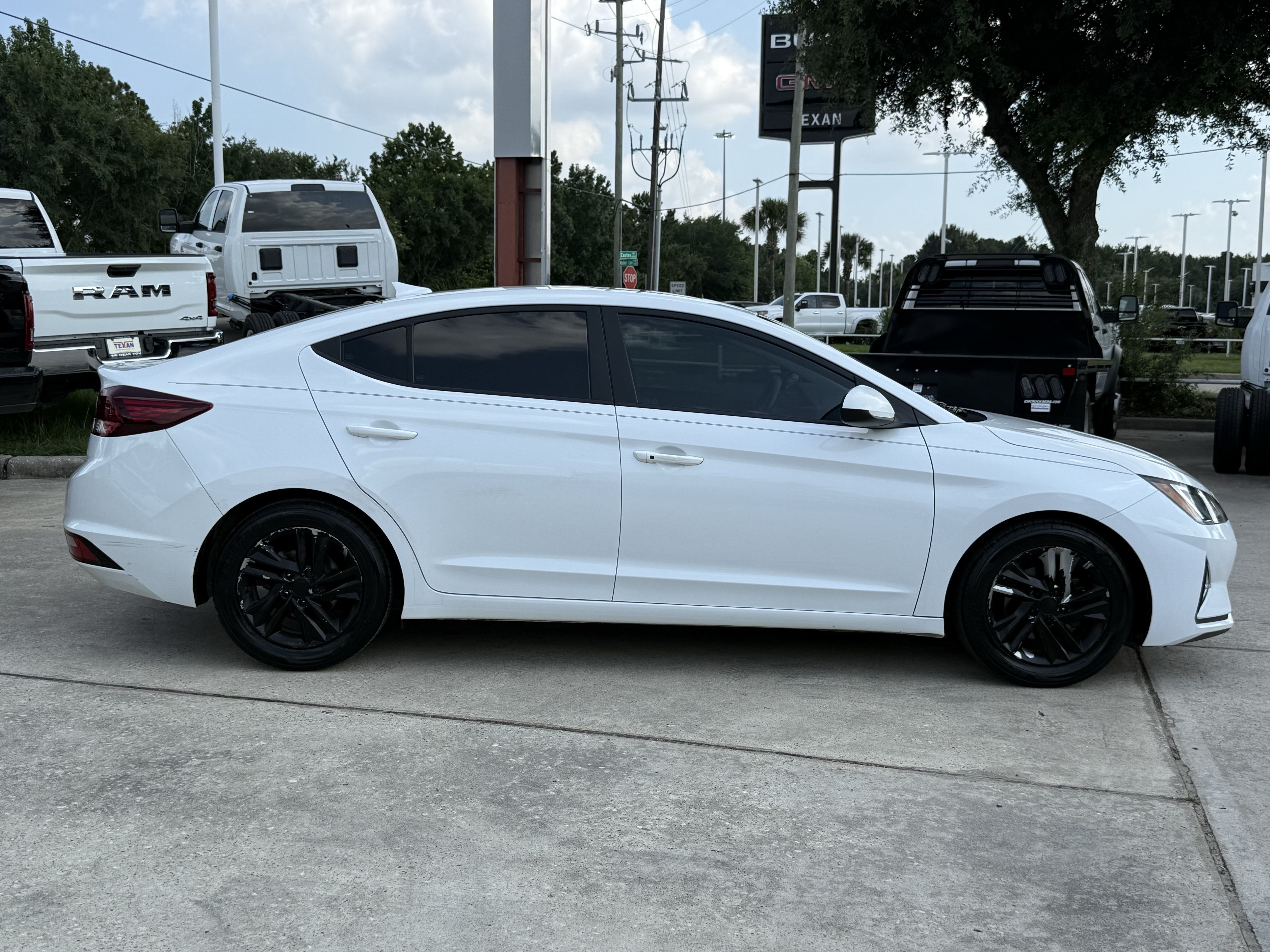 Used 2020 Quartz White Pearl Hyundai Value Edition image 3