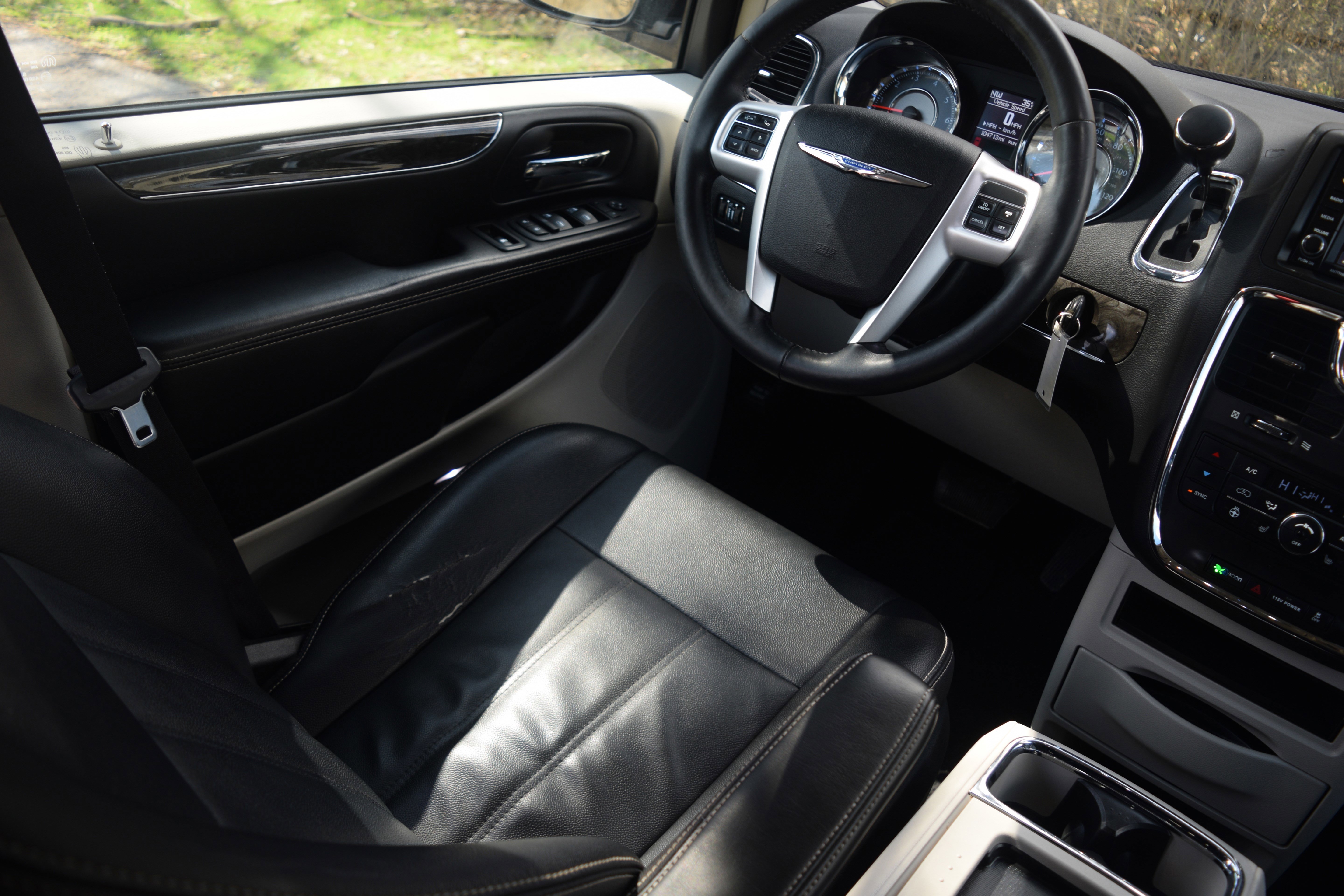 Used 2015 Chrysler Town & Country Touring with VIN 2C4RC1BG4FR743046 for sale in Lebanon, OH