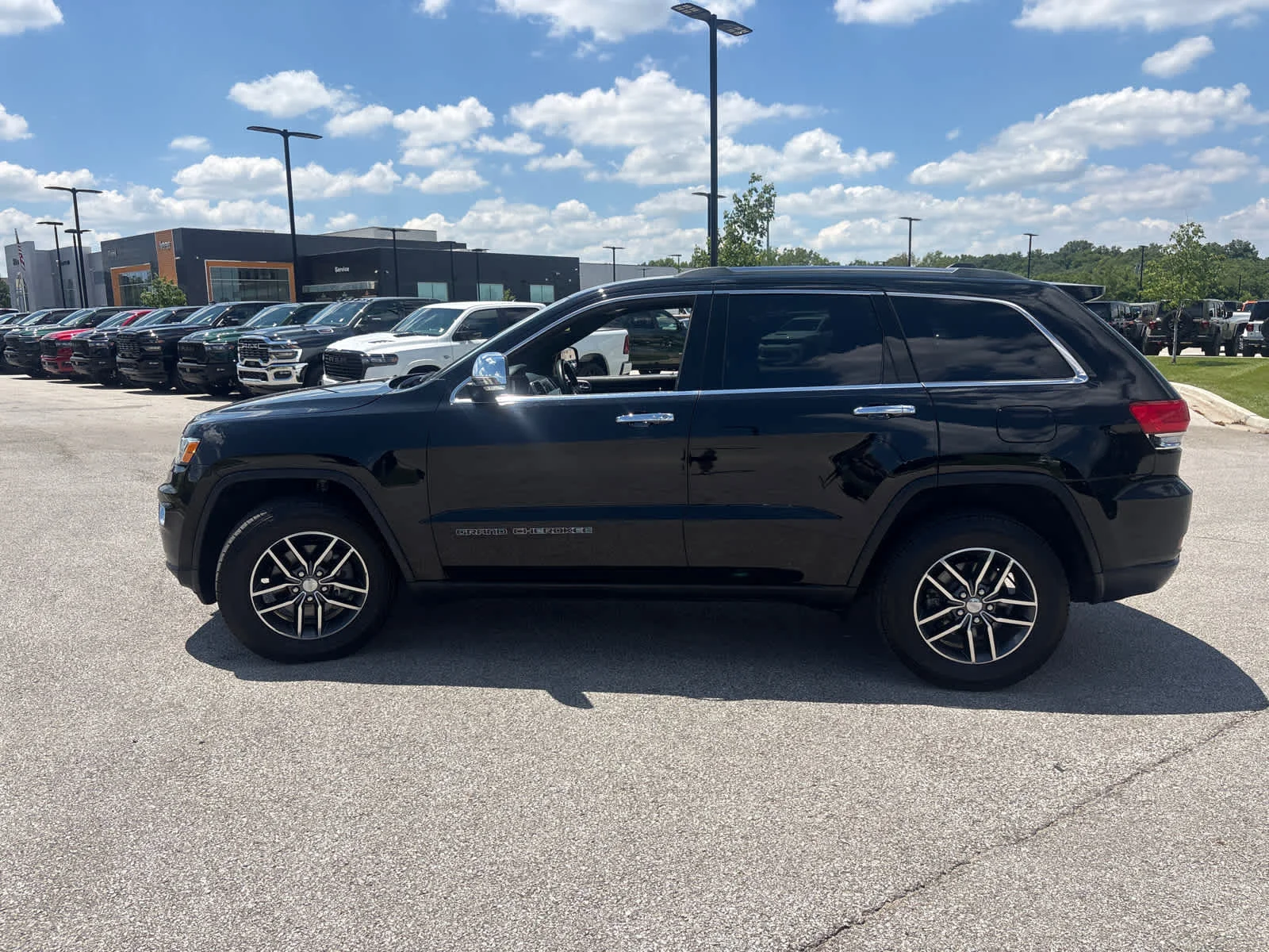 Used 2018 Diamond Black Crystal Pearlcoat Jeep Limited image 6