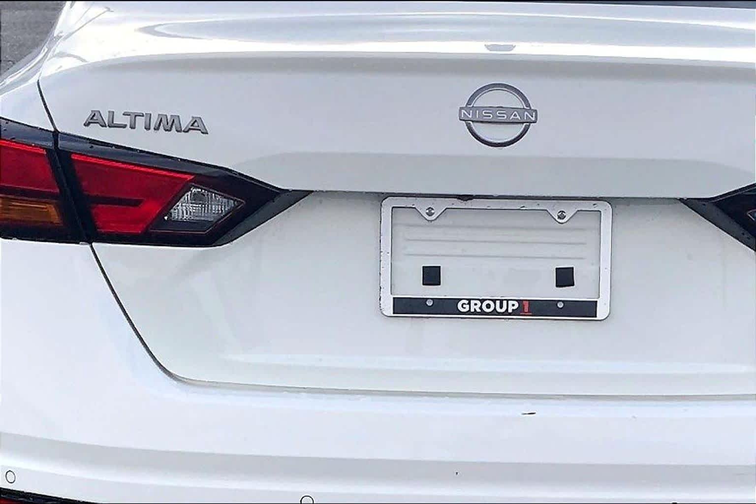 Used 2025 Glacier White Nissan SV image 31