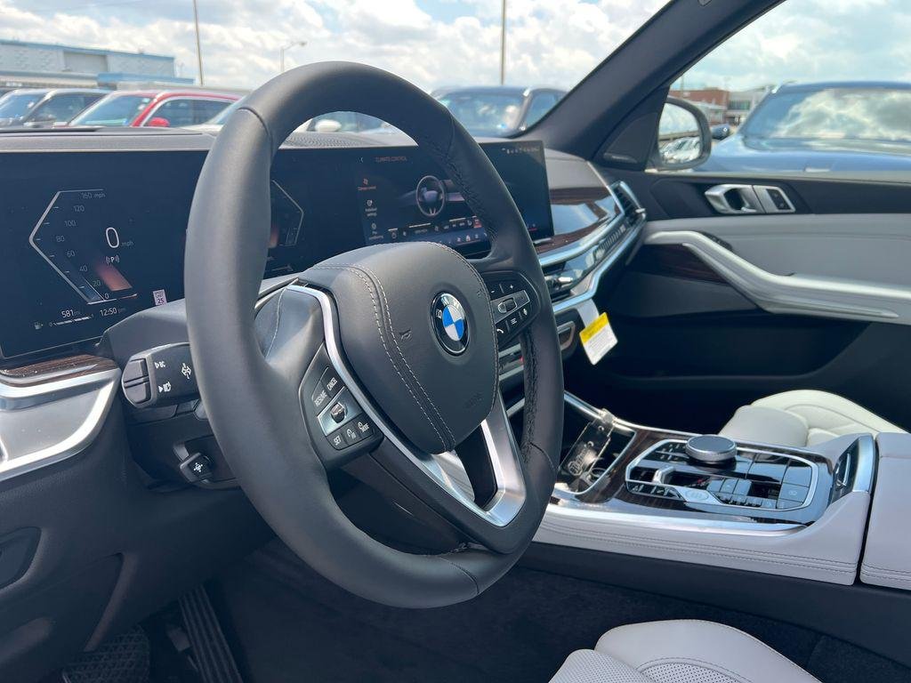 New 2026 Mineral White Metallic BMW xDrive40i image 4