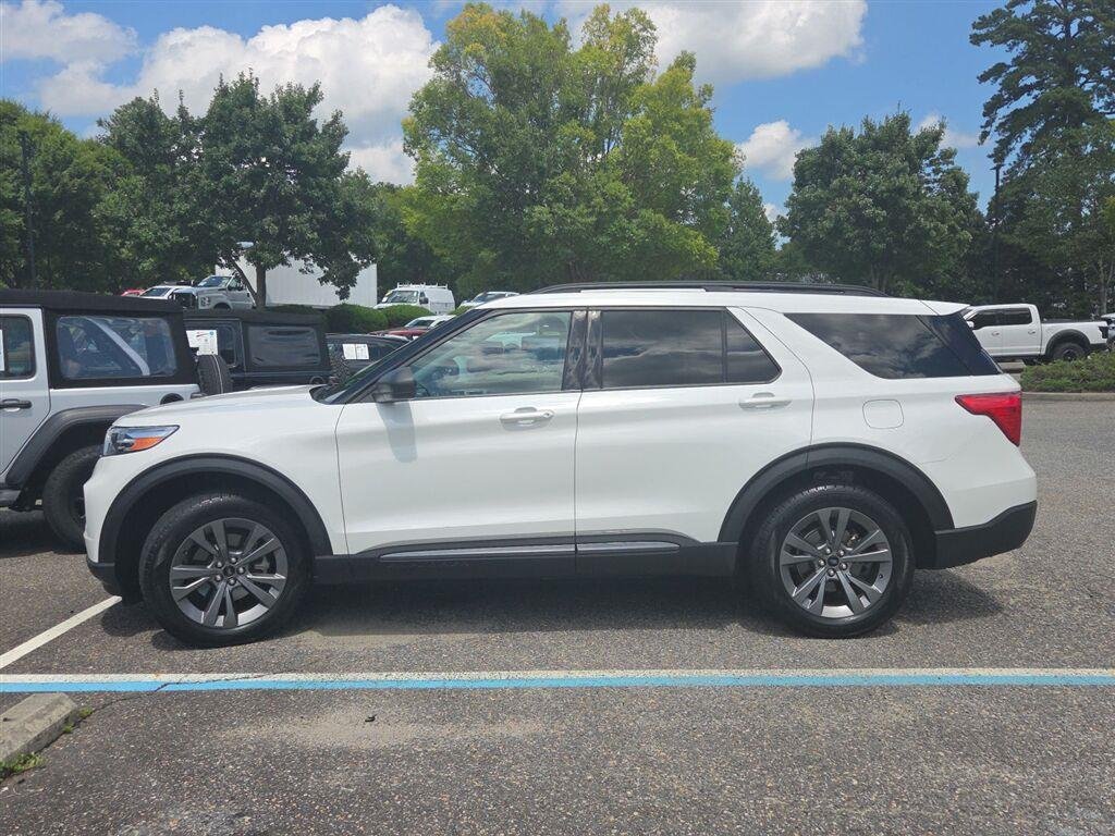 Used 2021 Star White Metallic Tri-Coat Ford XLT image 2