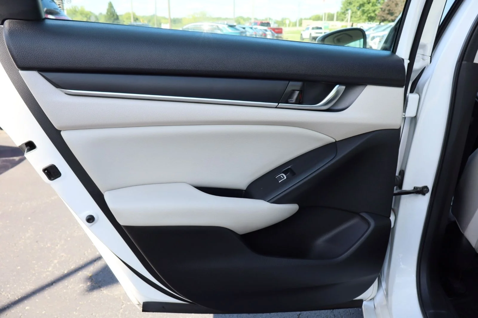 Used 2018 White Honda LX image 23