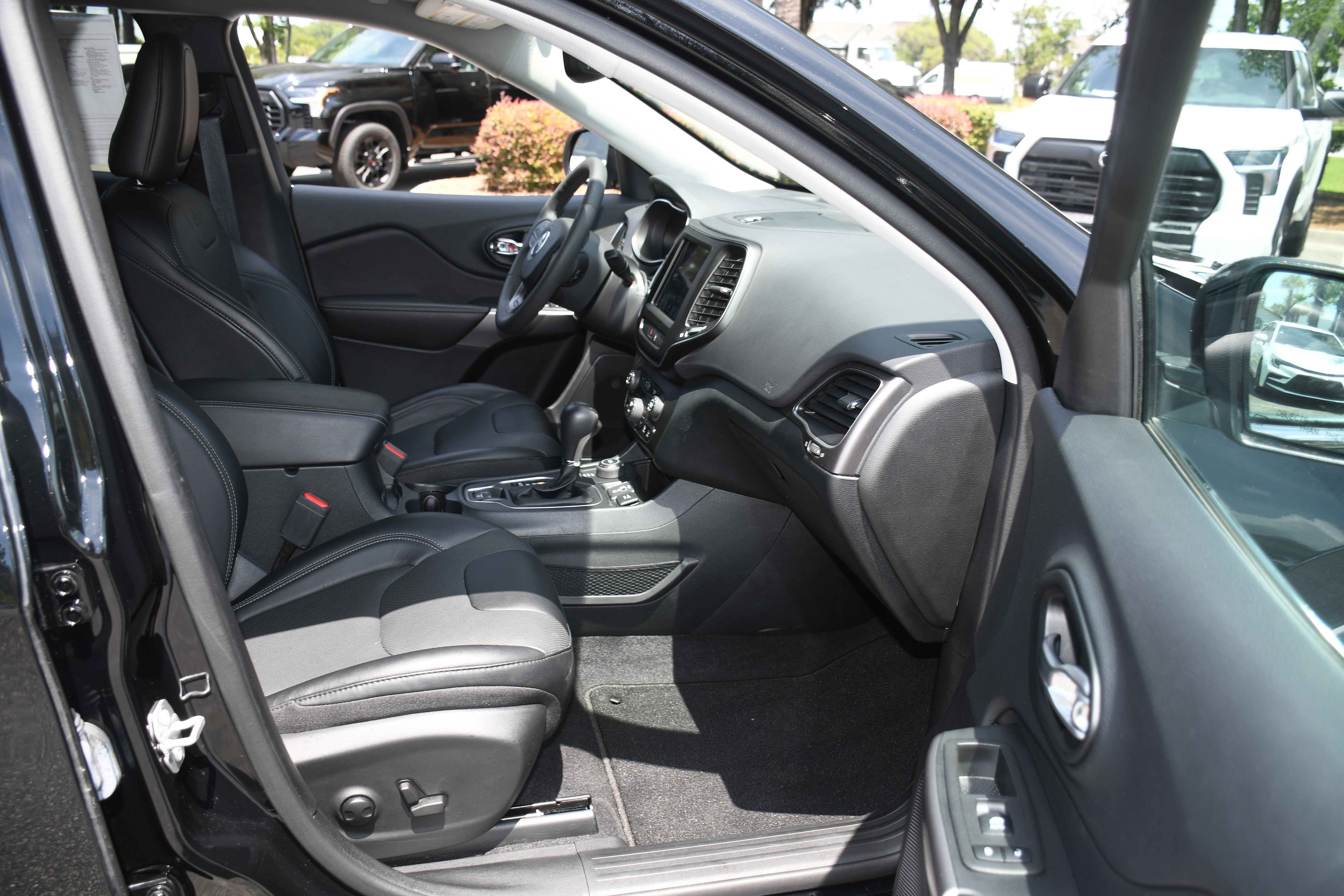 Used 2022 Black Jeep Latitude Lux image 19