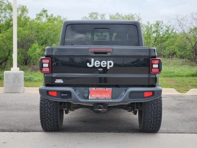 Used 2020 Black Clearcoat Jeep Overland 4x4 Crew Cab 5 ft. box image 5