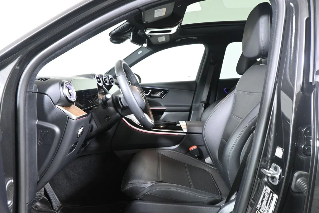 Used 2026  Mercedes-Benz GLC 300 image 3