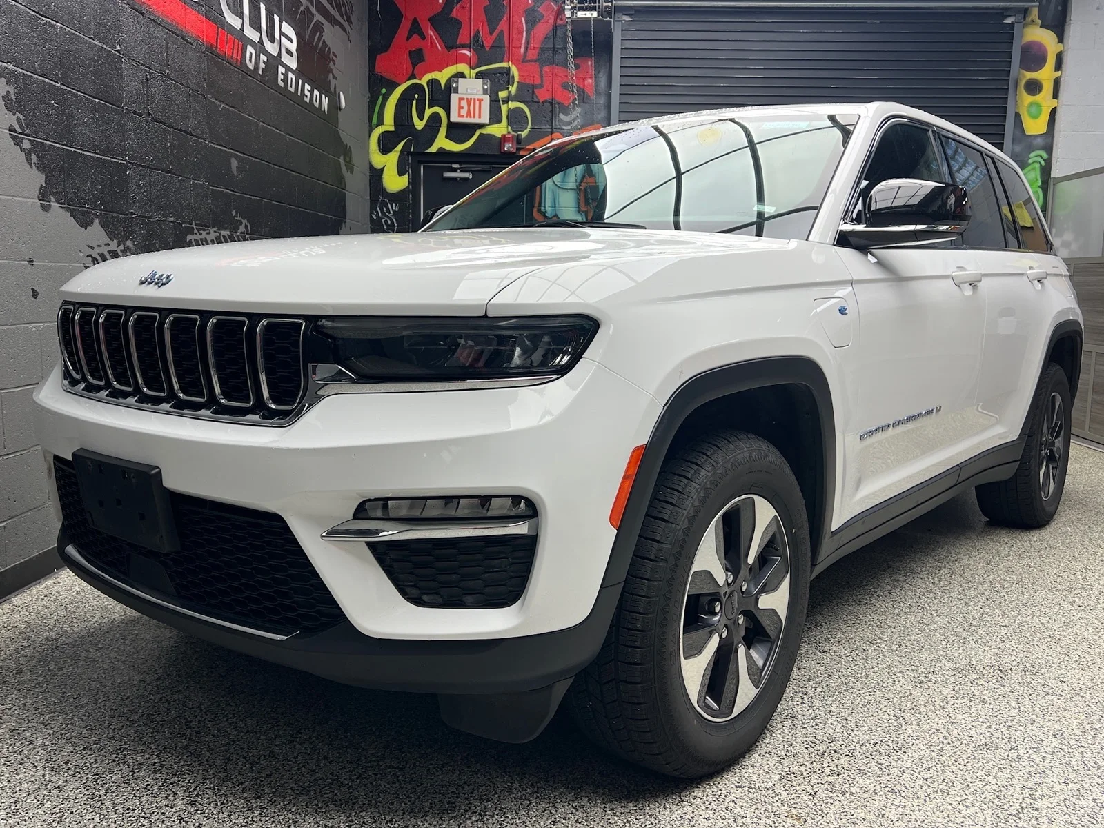 Used 2024 Bright White Clear Coat (pw7) Jeep 4xe image 3