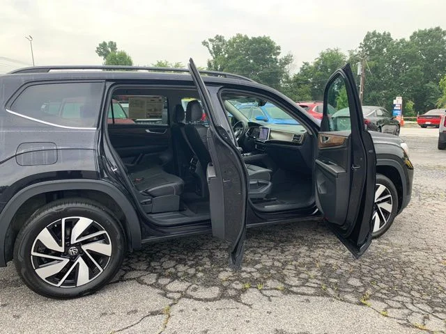 Used 2025  Volkswagen 2.0T SE w/Technology image 12