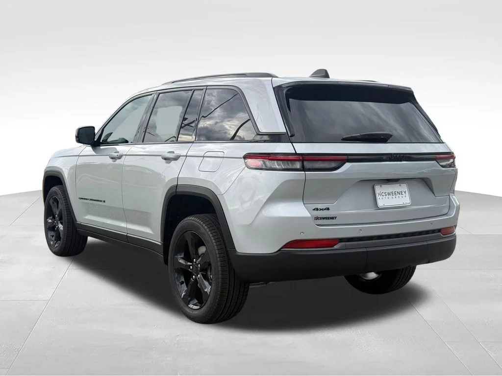 New 2026 Silver Zynith Exterior Paint Jeep Limited image 3