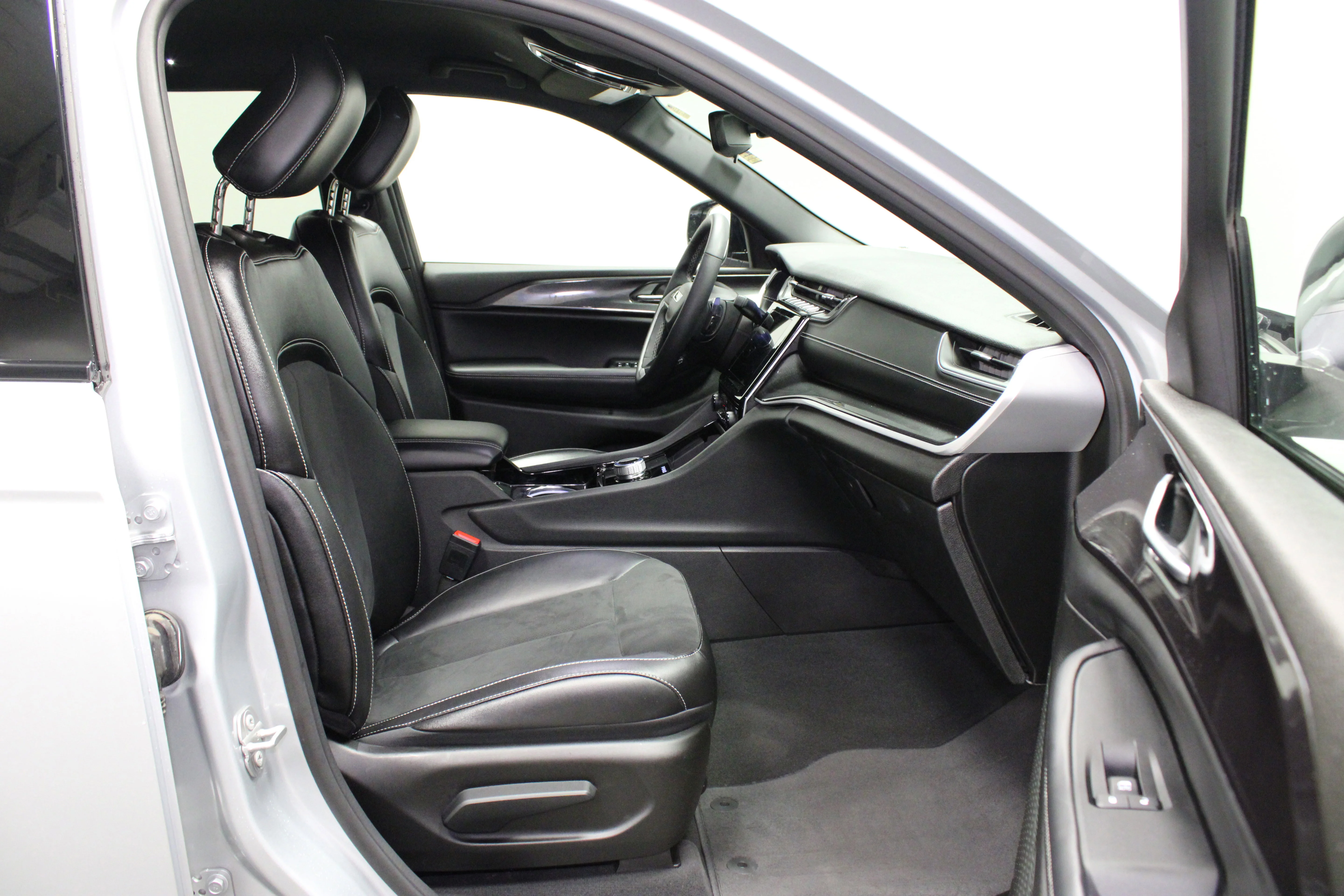 Used 2023 Silver Zynith Jeep Altitude X image 14
