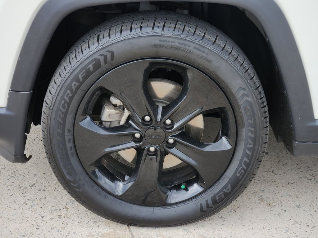 Used 2021 White Jeep Latitude image 12