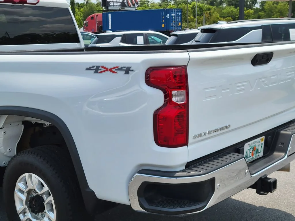 Used 2025 Summit White Chevrolet LT image 11