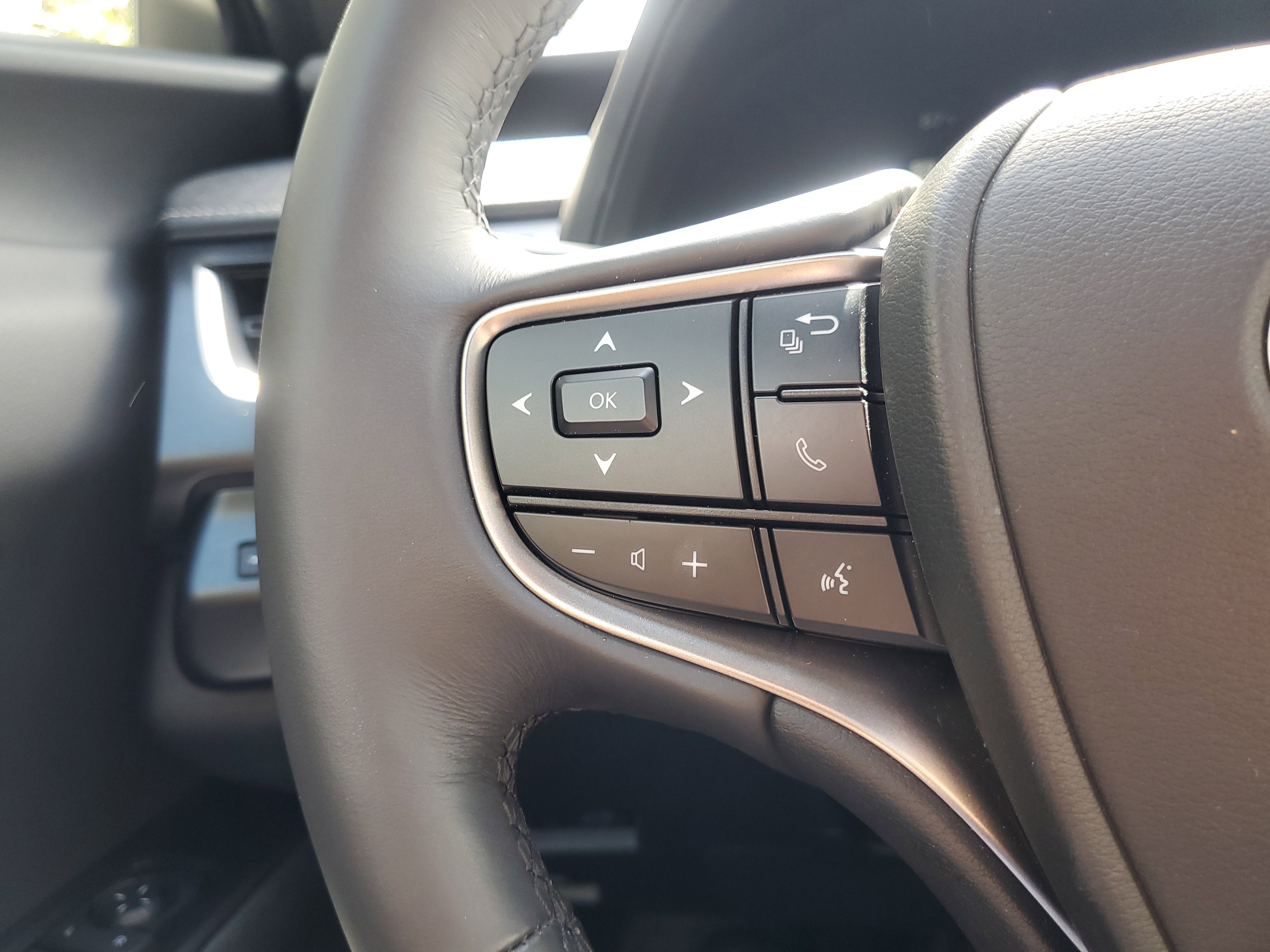 2025 Lexus UX Hybrid 300h - Photo 22