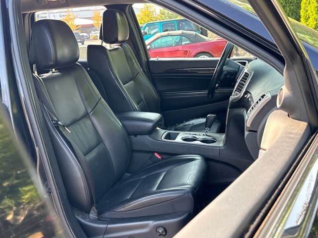 Used 2011 Blackberry Pearlcoat Jeep Laredo image 23