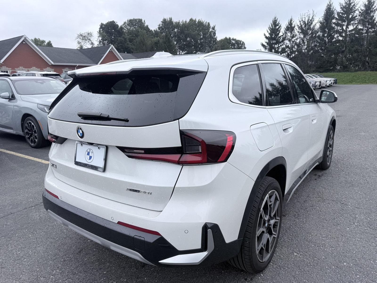 Used 2025 Mineral White Metallic BMW xDrive28i image 7