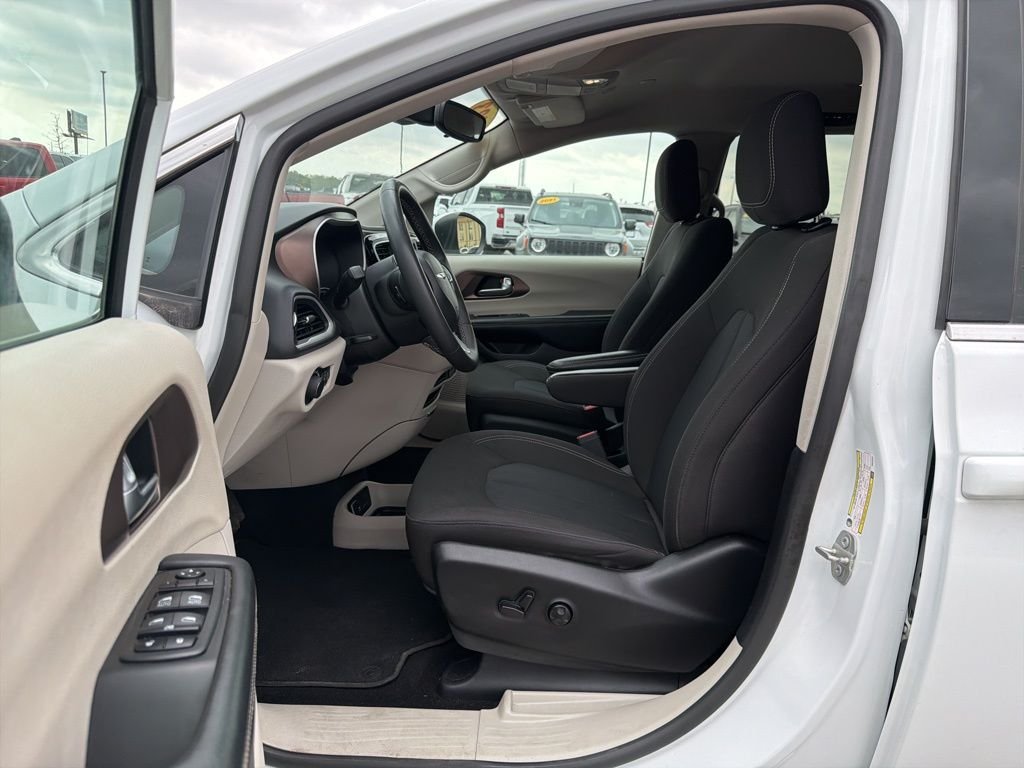 Used 2023 White Chrysler LX image 10