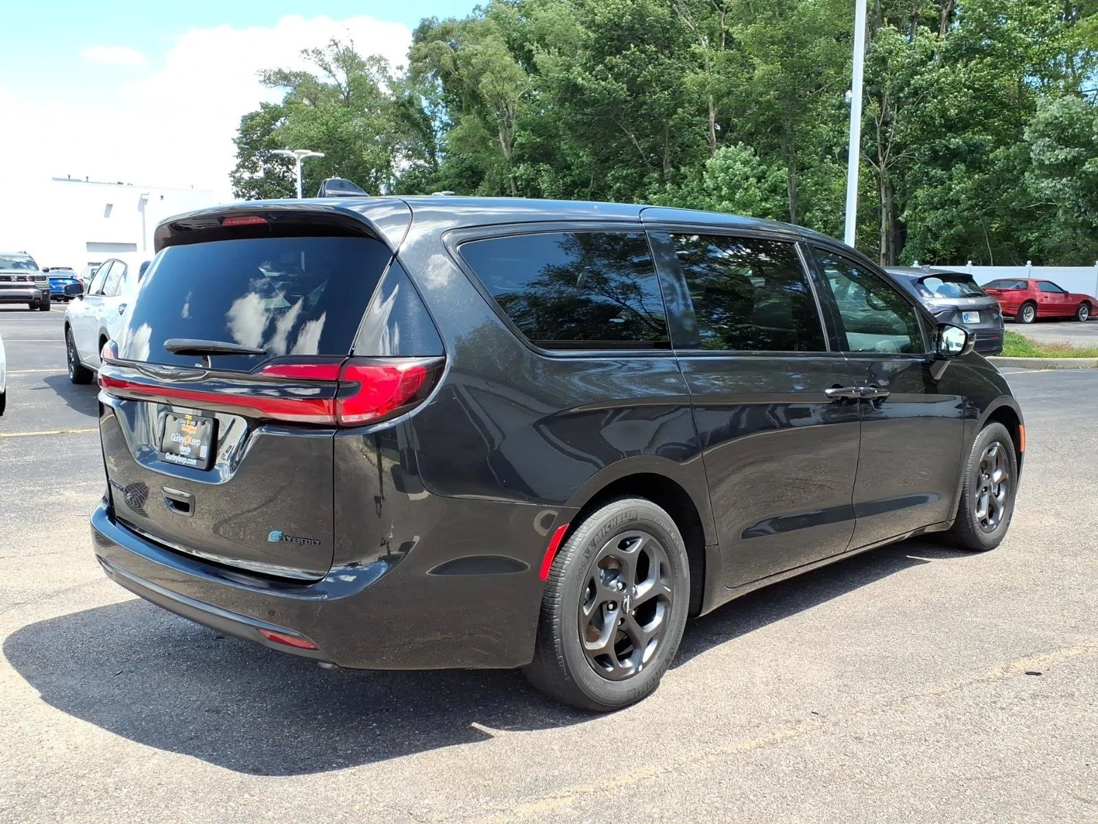 Used 2022 Brilliant Black Crystal Pearlcoat Chrysler Hybrid Touring L image 11
