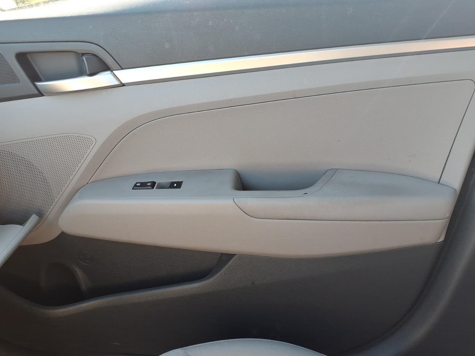 Used 2020 Fluid Metal Hyundai SE image 26