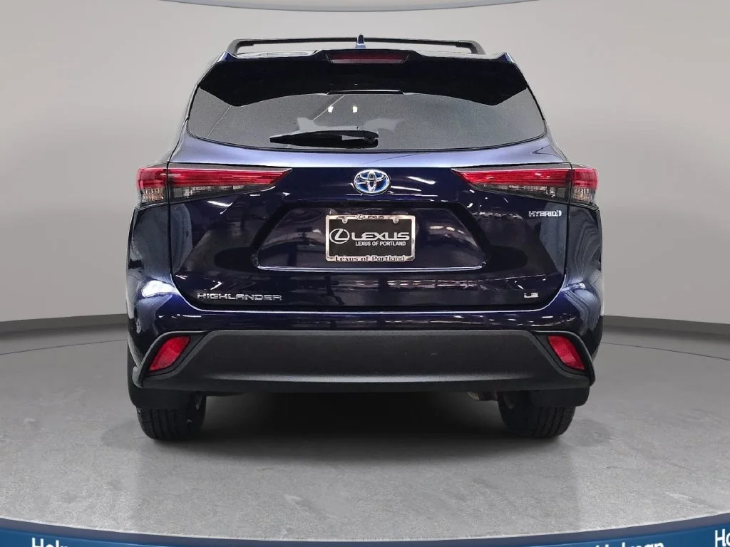 Used 2020  Toyota LE image 7