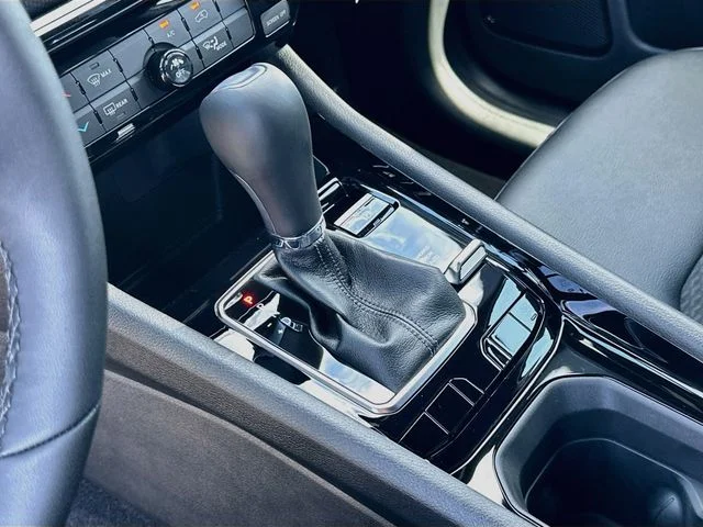 New 2026 Bright White Clearcoat Jeep Latitude image 16