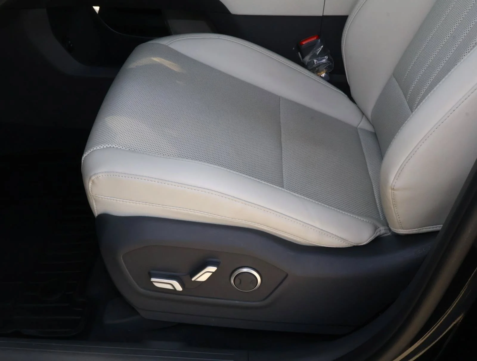 Used 2025 Phantom Black Hyundai SEL image 13