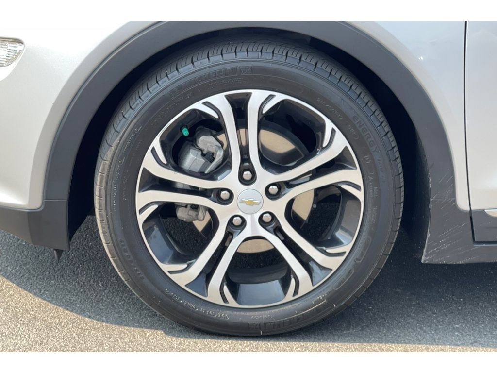 Used 2017 Silver Ice Metallic Chevrolet Premier image 40