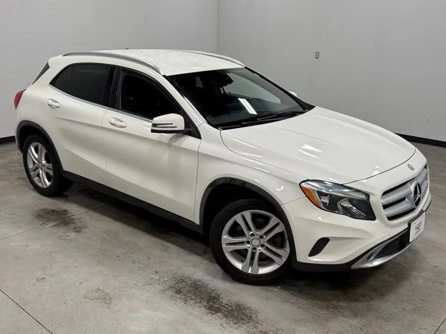 Used 2016 White Mercedes-Benz GLA 250 image 35