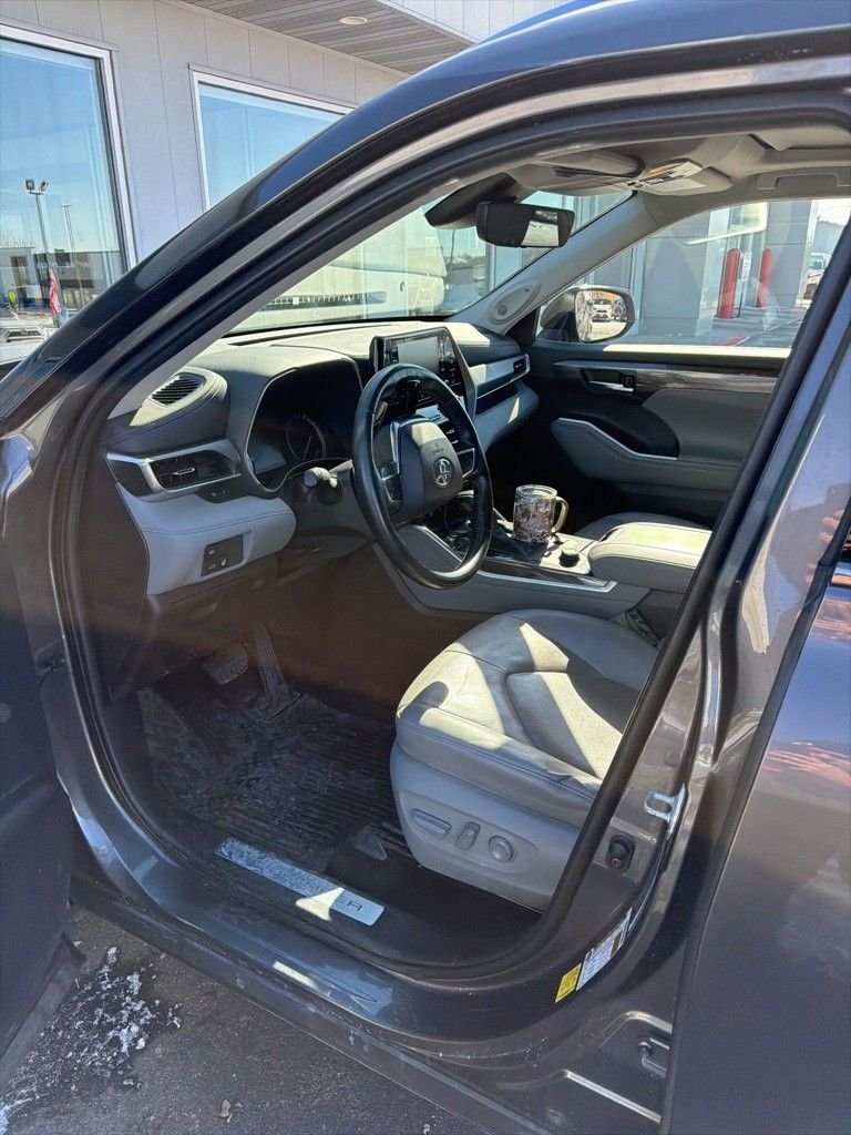 Used 2021 Toyota Highlander Limited with VIN 5TDDZRBH4MS537892 for sale in Fergus Falls, Minnesota