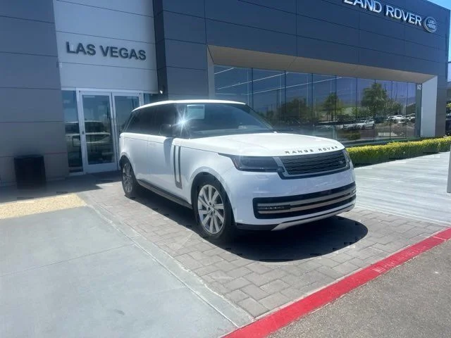 Used 2024  Land Rover SE image 3
