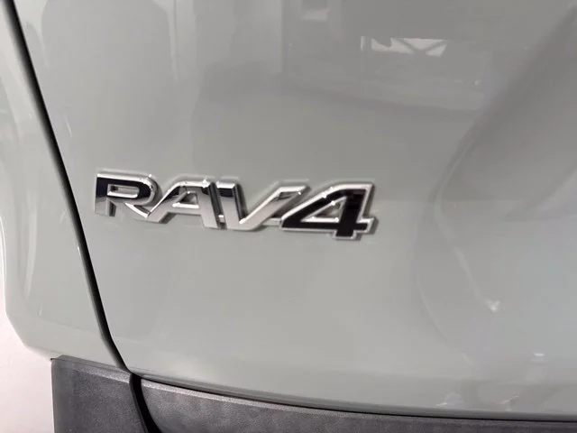 Used 2023  Toyota XLE Premium image 9