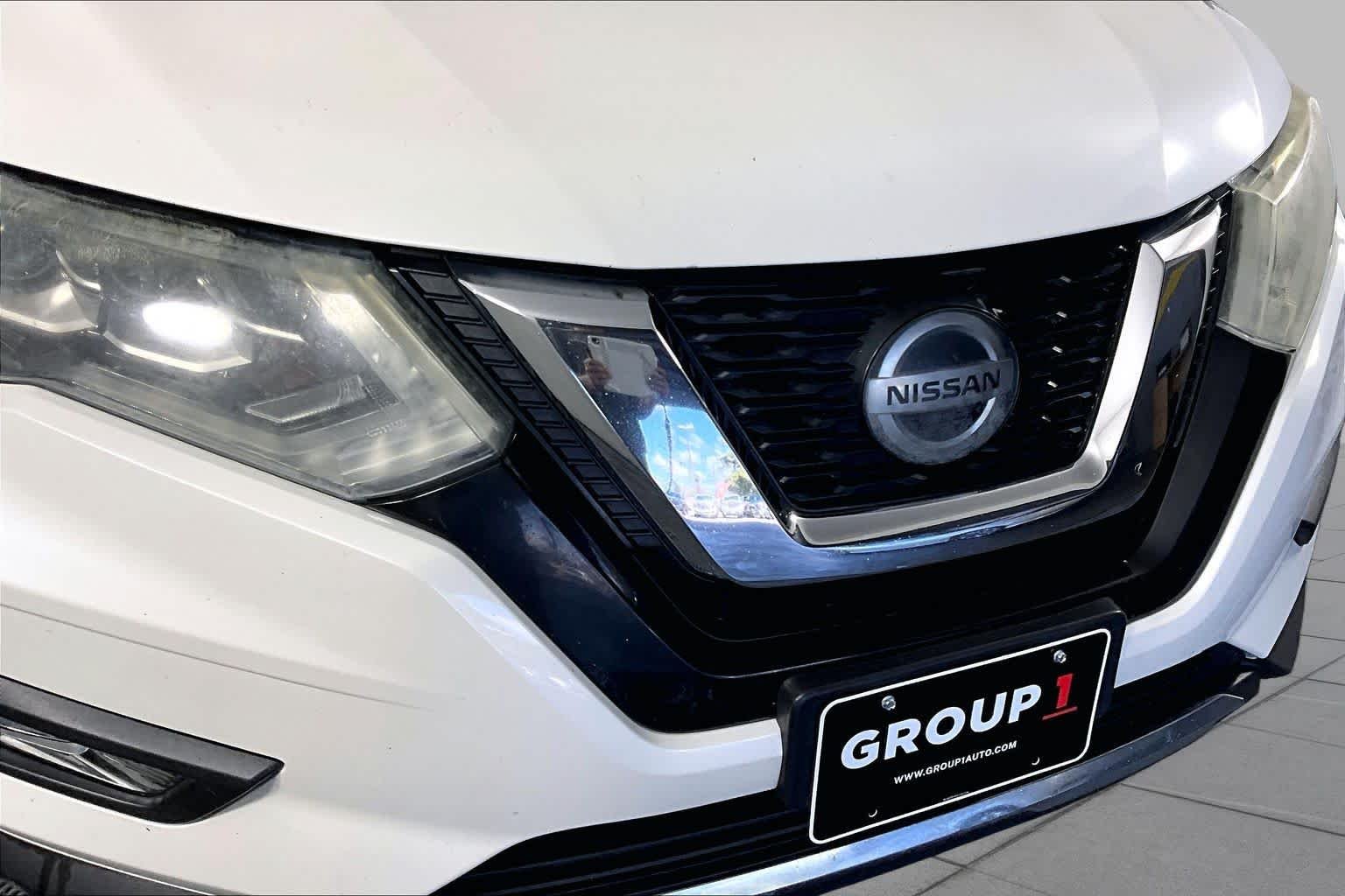 Used 2018 Pearl White Nissan SL image 28